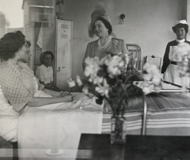The Quuen speaking to patients on Lister